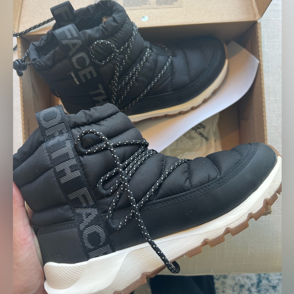 Women north face black snow boots